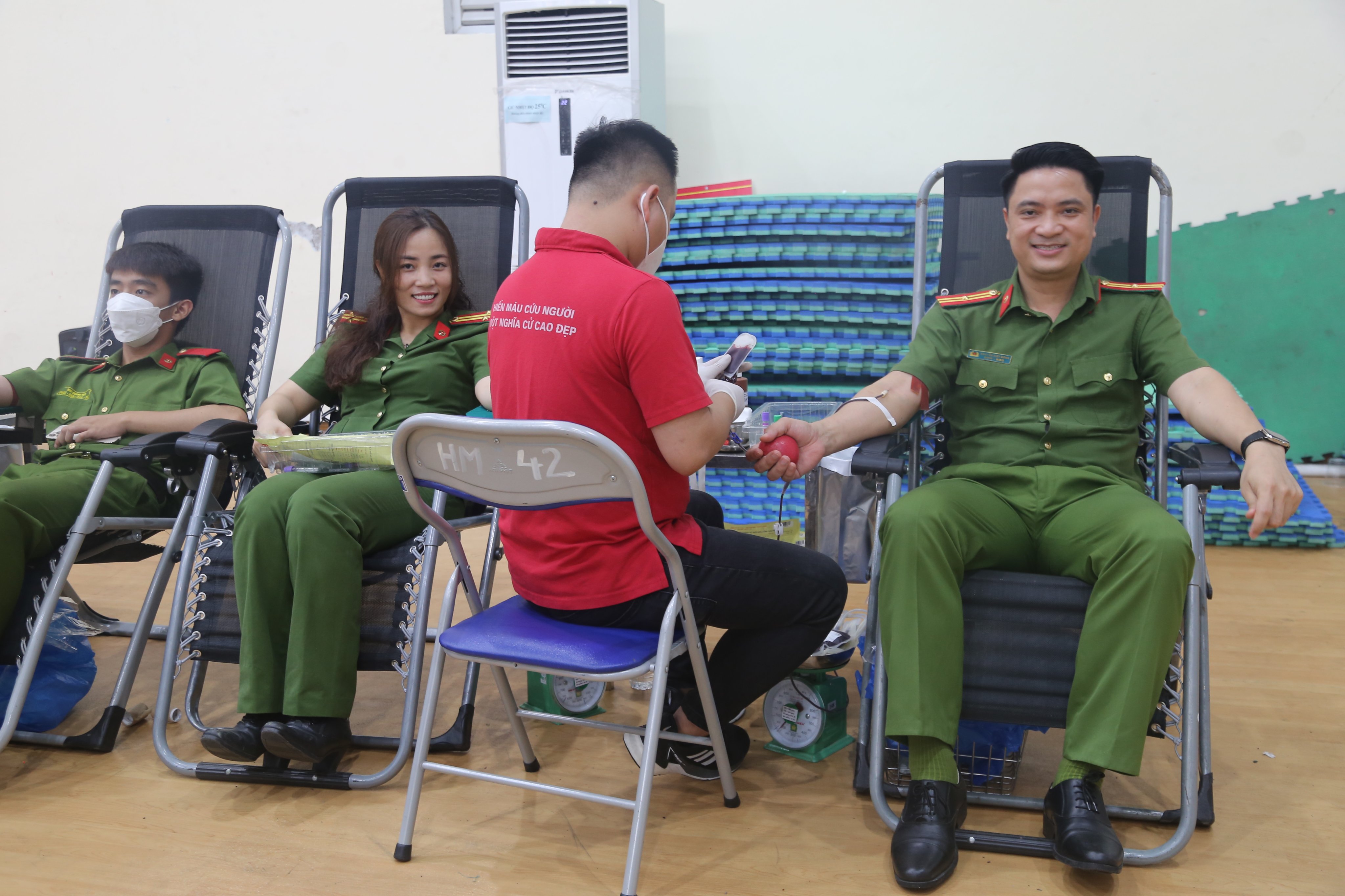 Đông đảo cán bộ, giảng viên, công nhân viên và học viên Học viện đăng ký tham gia hiến máu